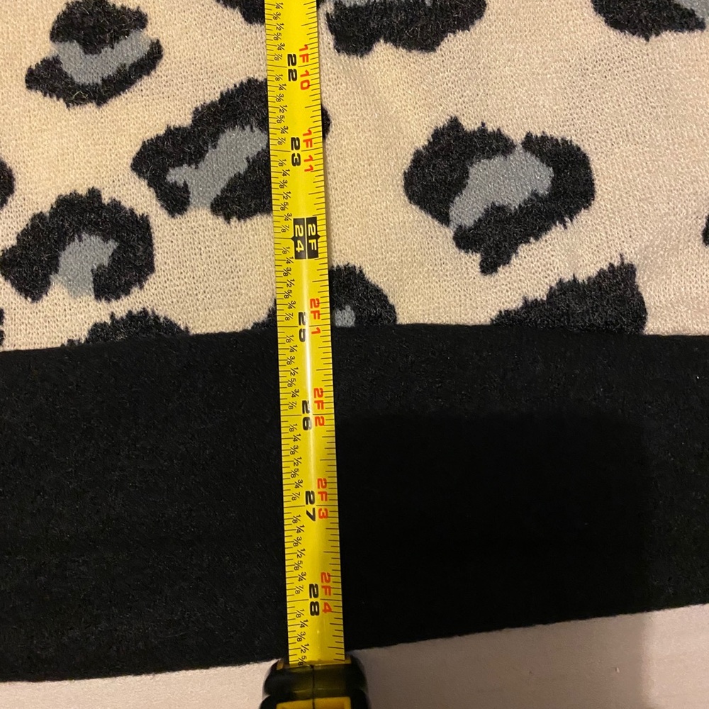 🎀 2 X’s Host Pick 🎀 Cheetah Sweater with Hoodie - Picture 9 of 9